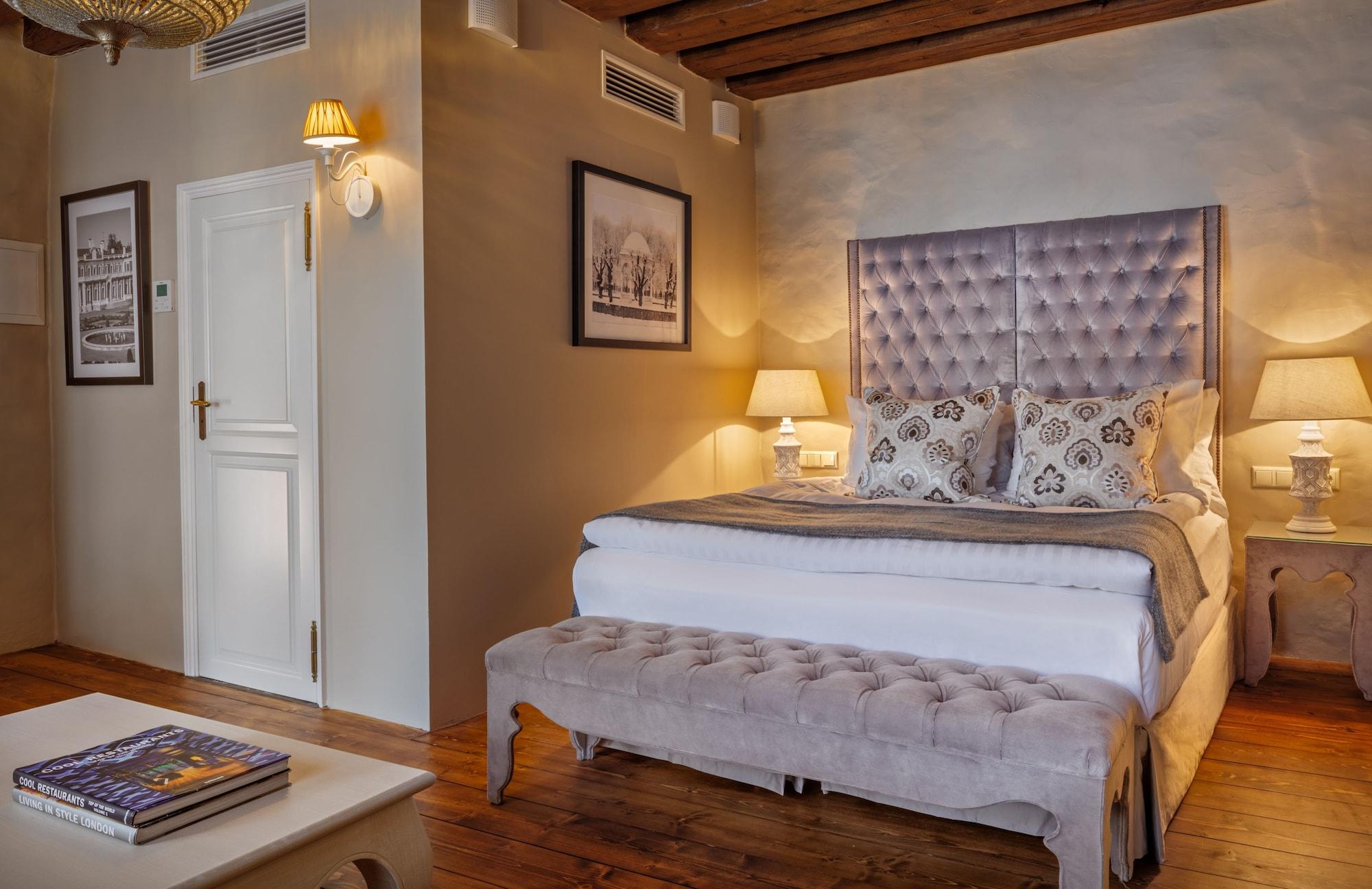 Schloessle Hotel - Small Luxury Hotels Of The World Tallinn Exterior photo A bedroom at the hotel