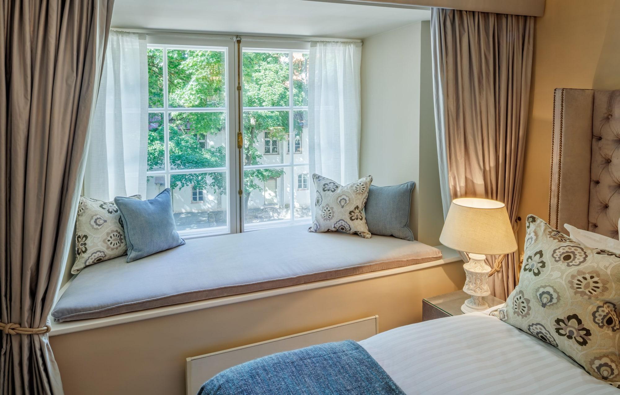 Schloessle Hotel - Small Luxury Hotels Of The World Tallinn Exterior photo A window seat