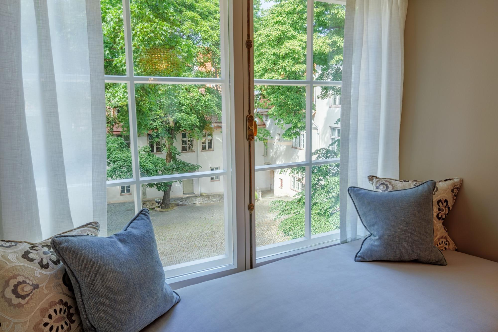 Schloessle Hotel - Small Luxury Hotels Of The World Tallinn Exterior photo A window seat