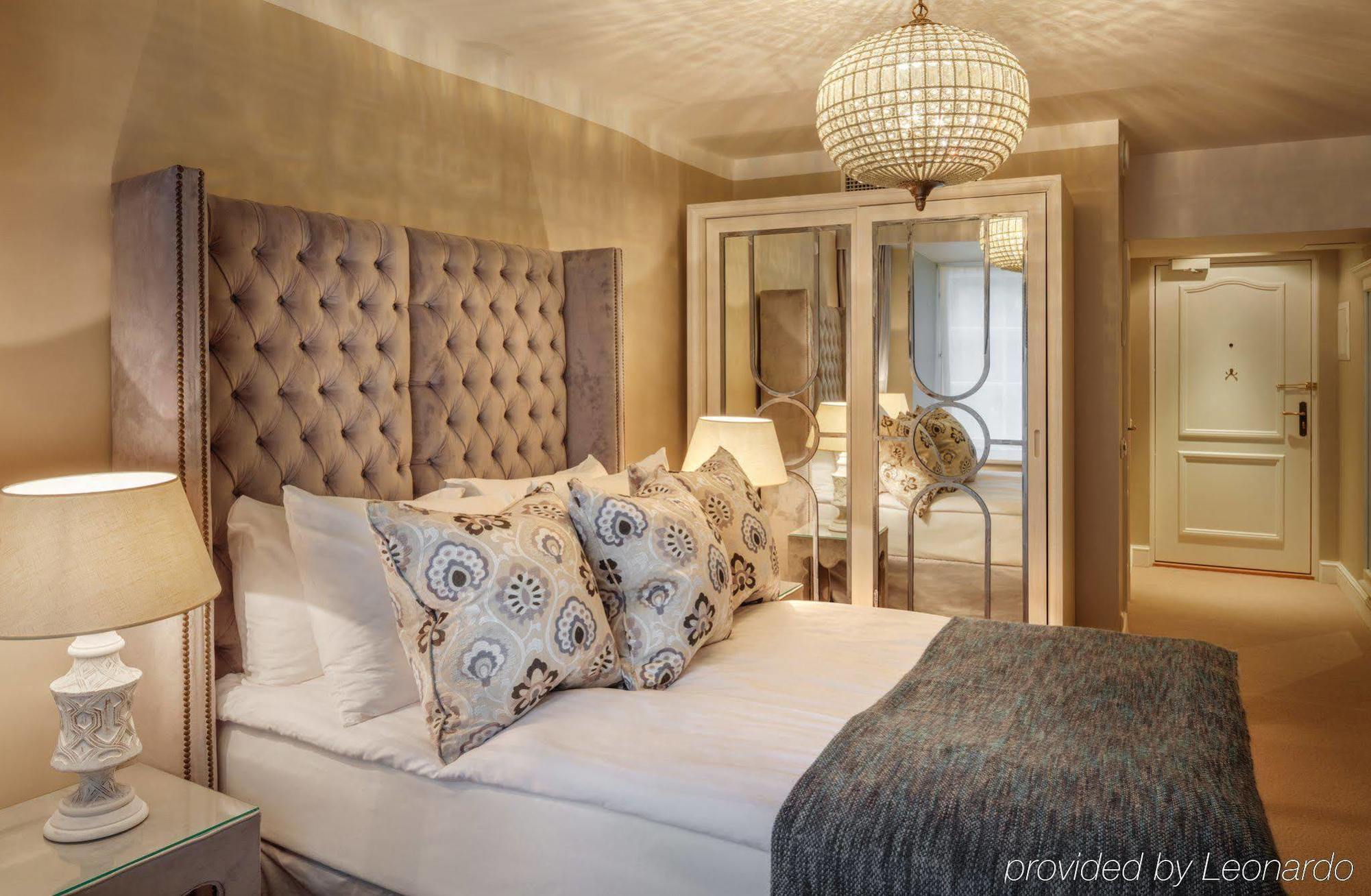 Schloessle Hotel - Small Luxury Hotels Of The World Tallinn Exterior photo A bedroom at the hotel