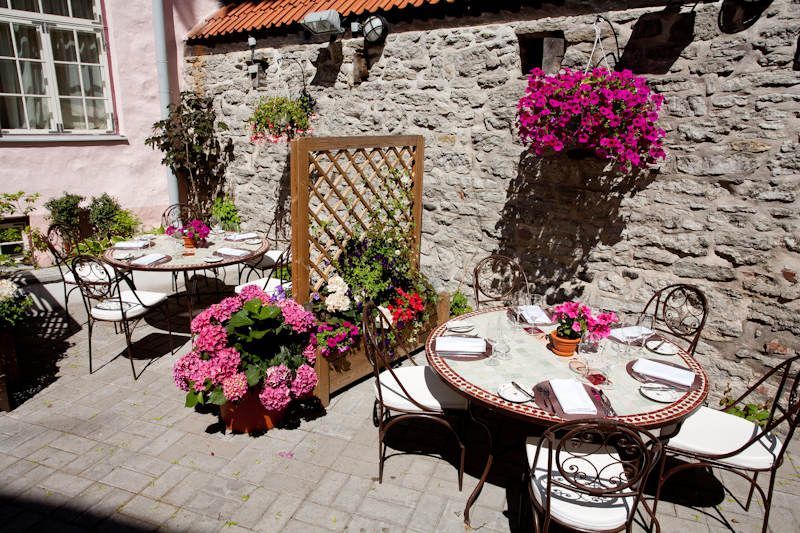 Schloessle Hotel - Small Luxury Hotels Of The World Tallinn Exterior photo The restaurant's courtyard