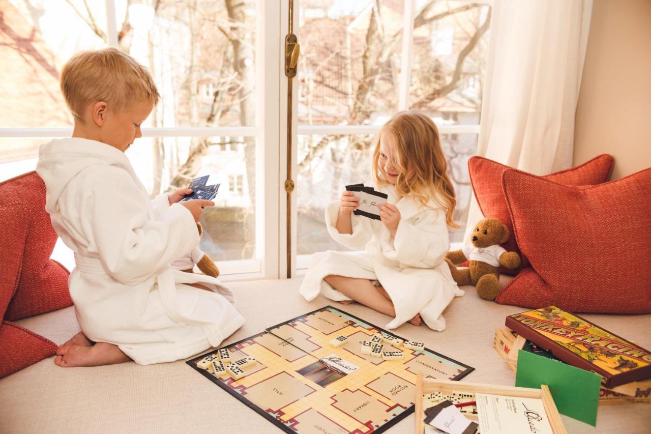 Schloessle Hotel - Small Luxury Hotels Of The World Tallinn Exterior photo Children playing the game